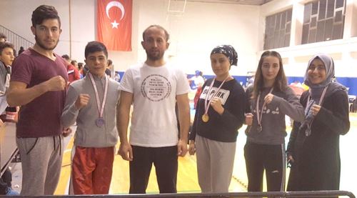 Kick bokscular madalya ile döndü