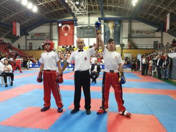 Kick Boksta Kupa Ve Madalyaları Topladılar
