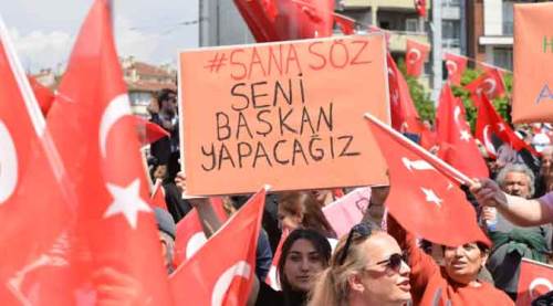 Kılıçdaroğlu gençlerle bağ kurmayı başarmış 