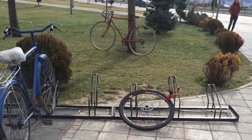 Kilitli tekerleğini söküp çaldılar