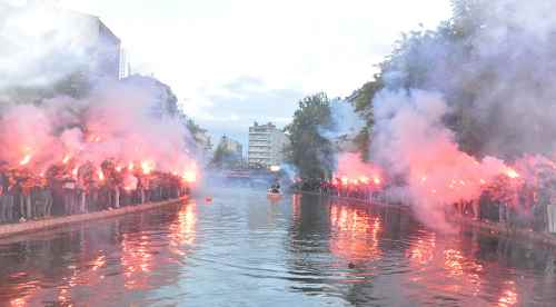 Kimileri aşk kimileri devrim dedi