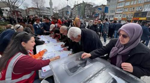 Kimse parti üyelerini ezemez