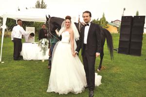 Kır düğününde atlı gelin