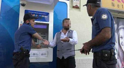 Kira parasını yutan ATM'yi "dövdü"