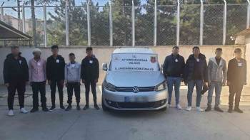 Kiralık Araç İle İnsan Kaçakçılığı Yaparken Jandarmaya Yakalandılar
