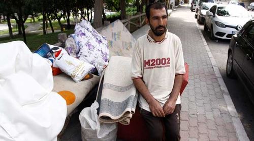 Kirasını ödeyemeyen vatandaş gece yarısı evden çıkarıldı