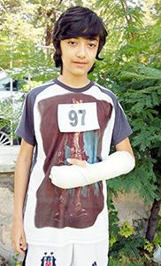 Kırık kolla mücadele etti