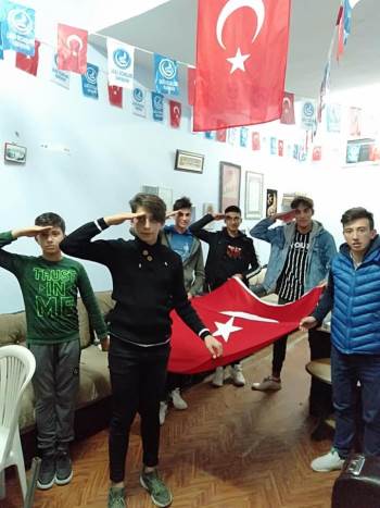 Kırka’Daki Ülkücü Gençlerden Asker Abilerine Selam