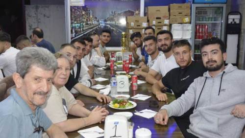 Kırkaspor, yönetici, taraftar ve oyuncuları yemekte