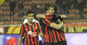 Kırmızı Şimşekler moral peşinde