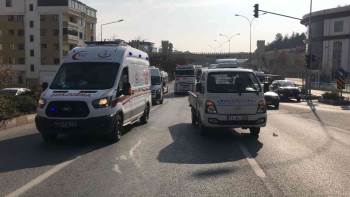 Kırmızı Işıkta Bekleyen Kamyonete Arkadan Çarptı
