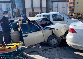 Kırmızı Işıkta Bekleyen Otomobile Arkadan Çarptı, 3 Yaralı
