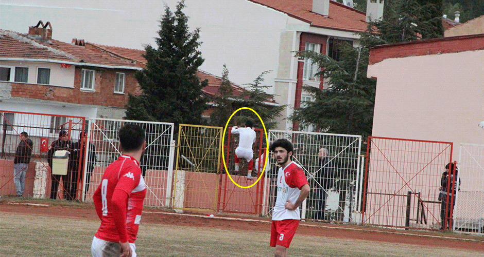 Kırmızı kart gördü, tellerden atladı