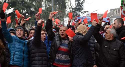 KIRMIZI KARTINI ALAN PROTESTOYA KOŞTU