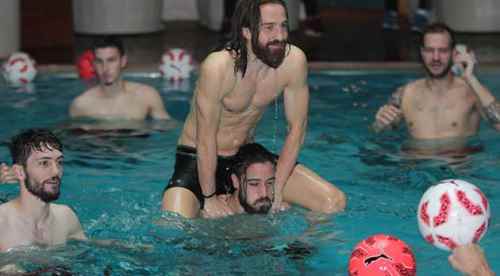 Kırmızı Şimşekler havuzda çalıştı