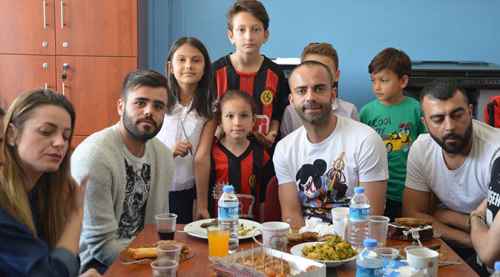 Kırmızı Şimşekler miniklere konuk oldu