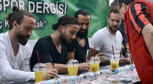 Kırmızı Şimşekler taraftarla buluştu