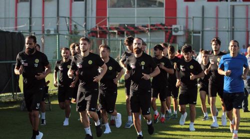 Kırmızı Şimşekler topbaşı yaptı