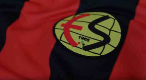 Kırmızı Şimşekler üstün