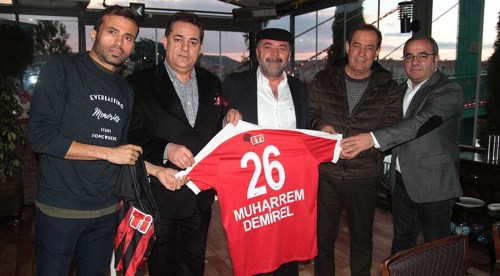 Kırmızı Şimşekler yemekte buluştu