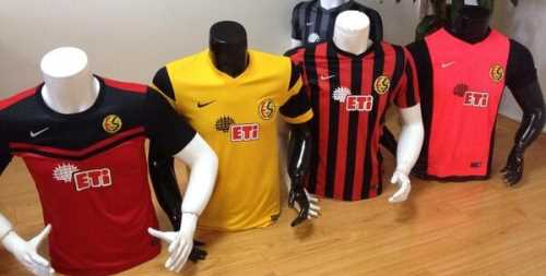 KIRMIZI SİYAH FORMA GİYİN