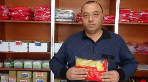 Kırtasiye raflarındaki ürünler görenleri şaşırttı