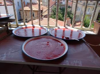 Kışlık Hazırlık Yapılan Evlerde Balkon Ve Teraslar Kırmızıya Boyandı
