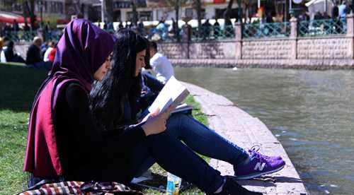 KİTABINI ALAN PORSUK'A KOŞTU