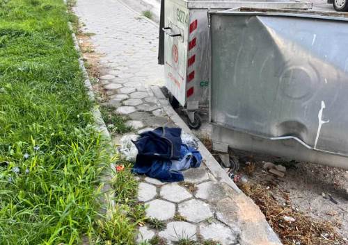 Kıyafetler çöpte, vatandaşlar duyarsızlığa tepkili
