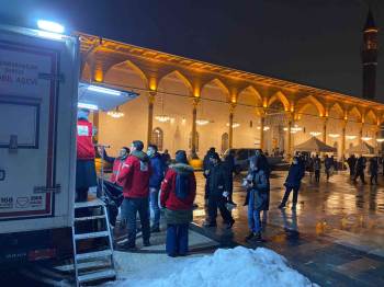 Kızılay, Kandil Programına Gelen Cemaate Çorba İkramı Yaptı

