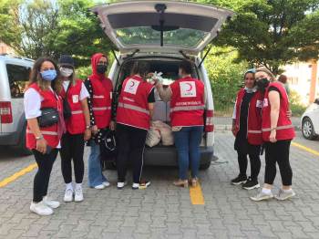 Kızılay Aracını Kirli Gören Fatma Teyze’Nin Hareketi Duygulandırdı
