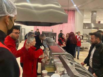 Kızılay’Dan Öğrencilere Çorba İkramında
