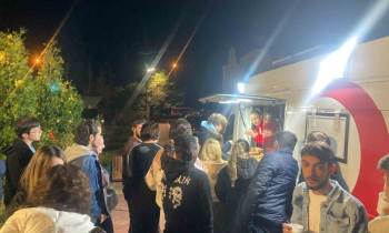 Kızılay’Dan Öğrencilere Soğuk Havada Salep İkramı
