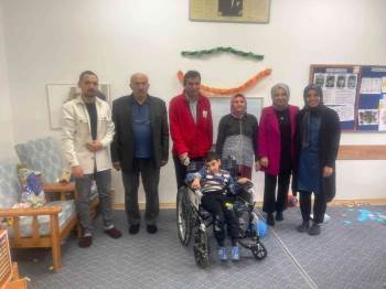 Kızılay’Dan Özel Eğitim Öğrencisine Tekerli Sandalye
