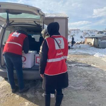 Kızılay Gönüllüleri Evi Yanan Aileye Destek Olmaya Devam Ediyor
