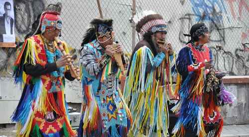 Kızılderelilerin sokak konseri hayran bıraktı