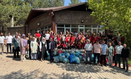 Kızılören’de “Çevrene İyi Bak” etkinliği: Öğrencilerle çevre temizliği