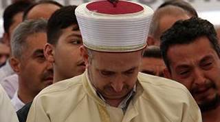 Kızının cenaze namazını kıldırdı
