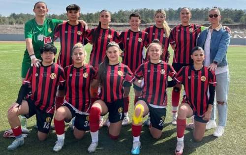 Kızlar maçı bekliyor