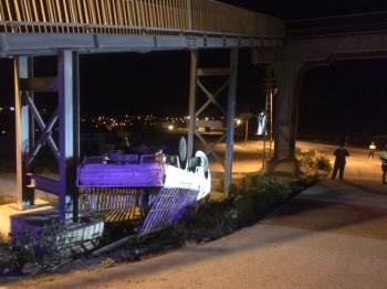 Koca Kamyoneti Devirdi, Aracı Da Olay Yerinde Bırakarak Kaçtı
