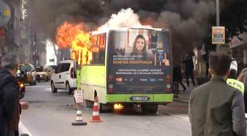 Kocaeli'de halk otobüsü alev alev yandı