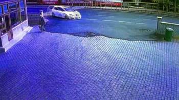 Kocasinan’da Trafik Kazası: Otomobil İşyerine Girdi, 3 Yaralı