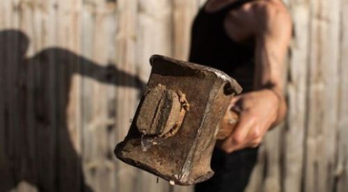 Kocasını balyozla öldürdü!