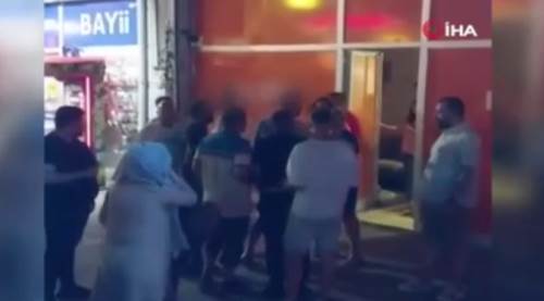 Kocasının gittiği masaj salonunu bastı