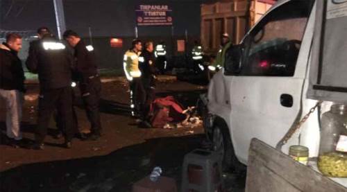 Köfte yerken tırın altında kaldılar: Can pazarı yaşandı