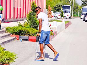 Koltuk değnekleriyle