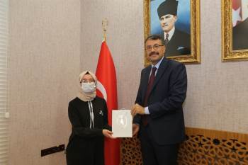 Kompozisyon Yarışmasında Dereceye Giren Öğrencileri Ödüllendirdi
