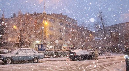 Komşuda kar manzaraları