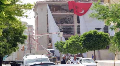 KOMUTAN VE EMN. MÜDÜRÜ AÇIĞA ALINDI