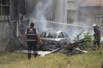 Konserve Yaparken Garajdaki Otomobil Yandı
